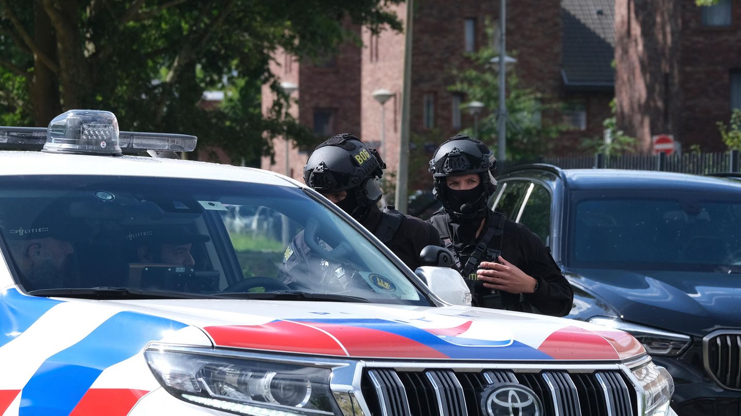 Amsterdam, Niederlande: Bewaffnete Polizisten patrouillieren vor einem Gerichtsgebäude