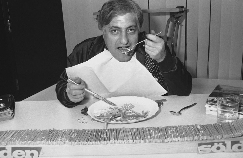 In Düsseldorf aß Michel Lotito im November 1984 ein Paar Skier In Düsseldorf aß Michel Lotito im November 1984 ein Paar Skier