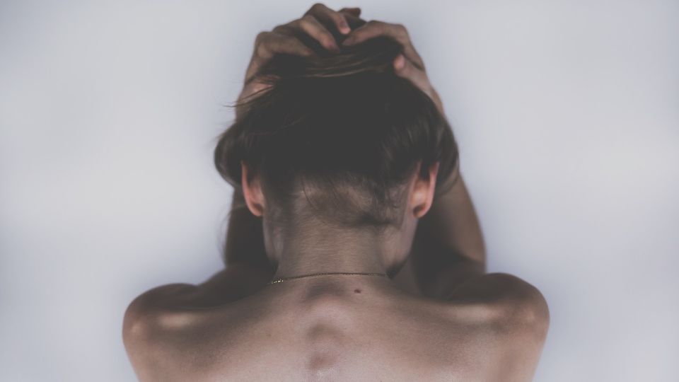 Psychologin und Paartherapeutin Anouk Algermissen erklärt im Interview, wie wichtig Selbstliebe für unsere Beziehungen ist und welche Konsequenzen ihr Fehlen haben kann.
