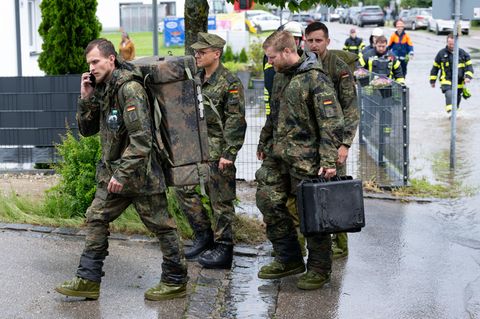Bundeswehrsoldaten gehen durch das Hochwassergebiet in Süddeutschland. Eine Wehrpflicht könnte für mehr Personal sorgen.