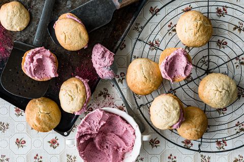 Ginger Kisses mit der Fruchtcreme angerichtet