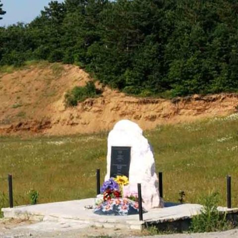 Der Gedenkstein für Gabriel Grüner, Senol Alit und Volker Krämer an der Stätte ihrer Ermordung am Dulje-Pass im Kosovo