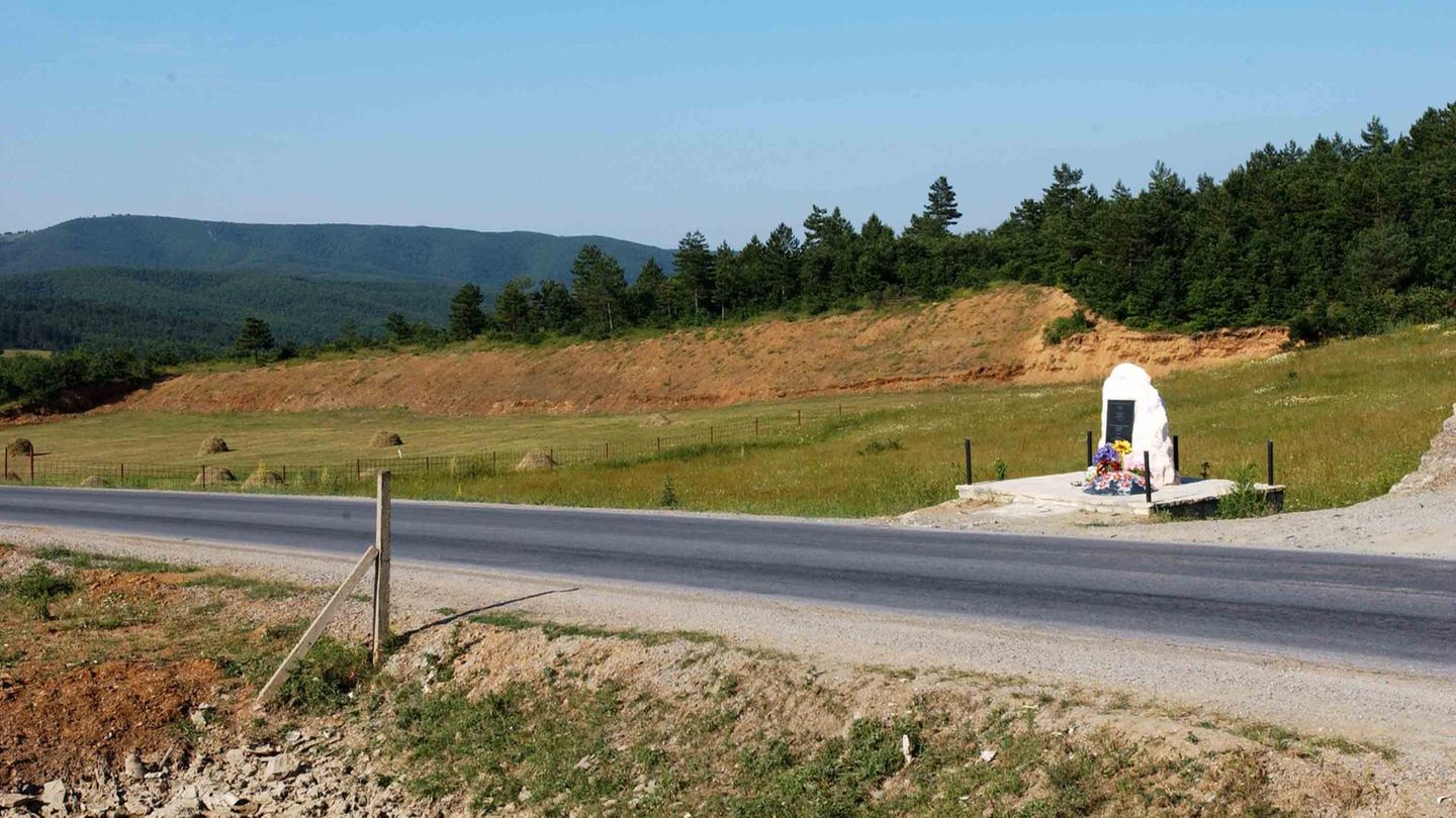 Der Gedenkstein für Gabriel Grüner, Senol Alit und Volker Krämer an der Stätte ihrer Ermordung am Dulje-Pass im Kosovo