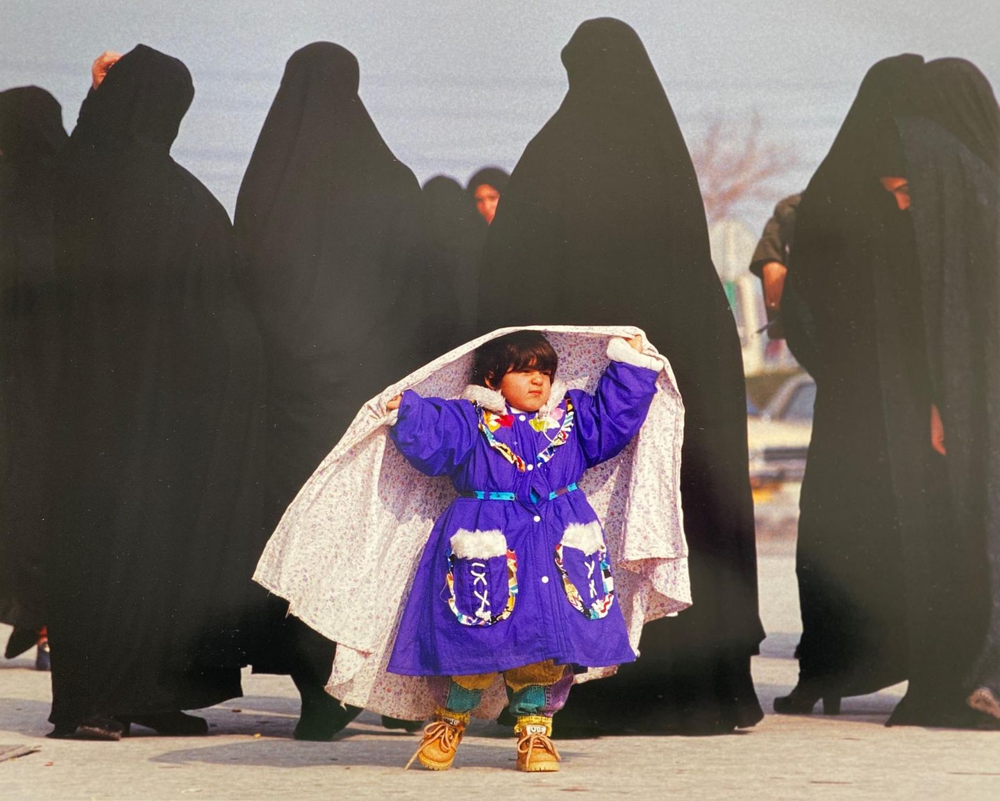 Foto von Volker Krämer: Frauen mit spielendem Kind
