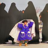 Foto von Volker Krämer: Frauen mit spielendem Kind