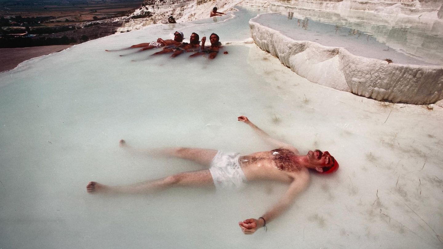 Foto von Volker Krämer: Ein Mann entspannt in einer heißen Quelle in Pamukale, Türkei