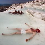 Foto von Volker Krämer: Ein Mann entspannt in einer heißen Quelle in Pamukale, Türkei