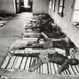 1989 fotografiert Volker Krämer diese Jungen in Äthiopien. Sie sind abgemagert und liegen auf dem Boden