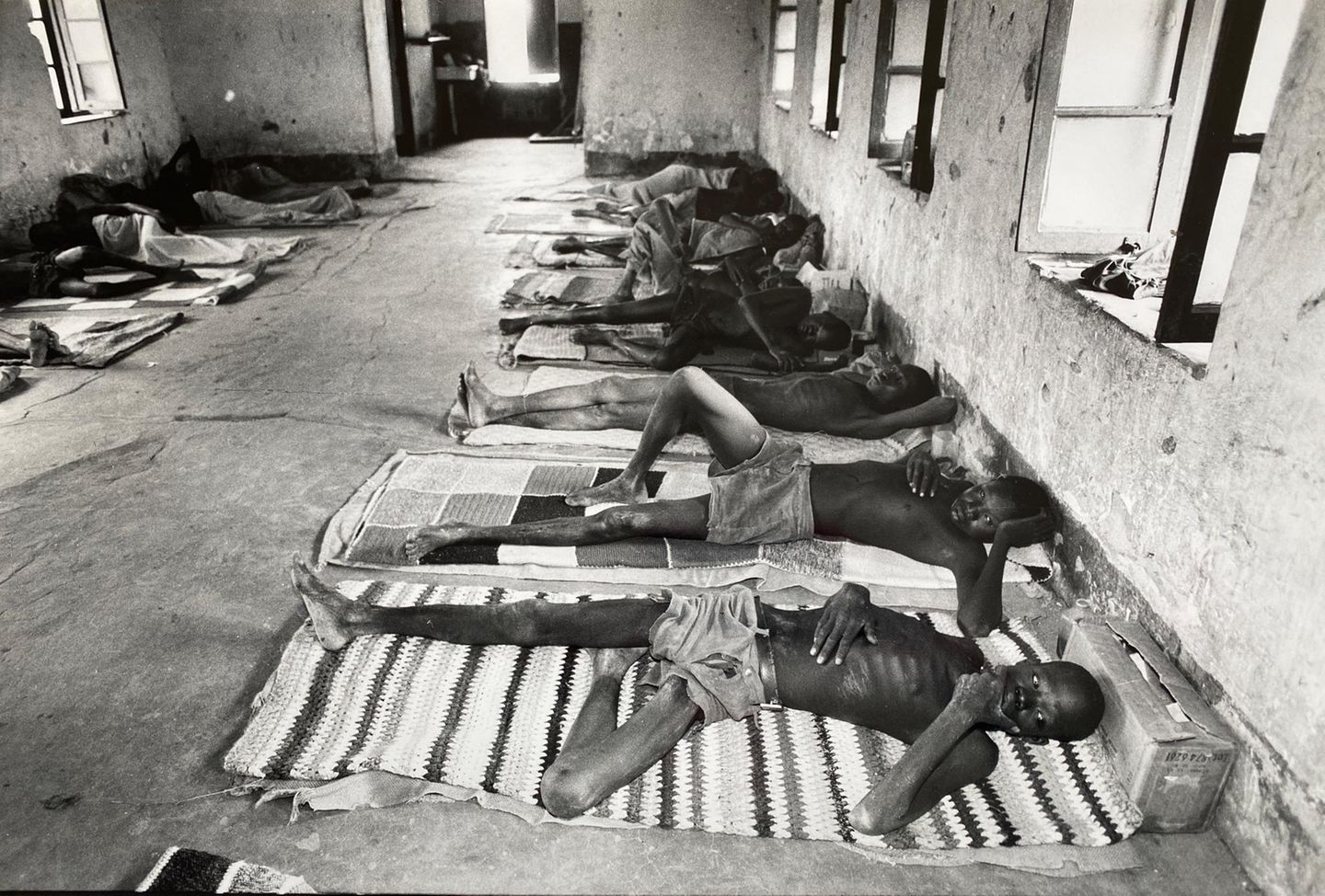 1989 fotografiert Volker Krämer diese Jungen in Äthiopien. Sie sind abgemagert und liegen auf dem Boden