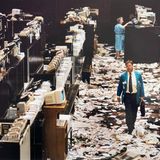 Fotografiert von Volker Krämer: Nach einem anstrengenden Tag verlässt ein erschöpfter Händler die Börse