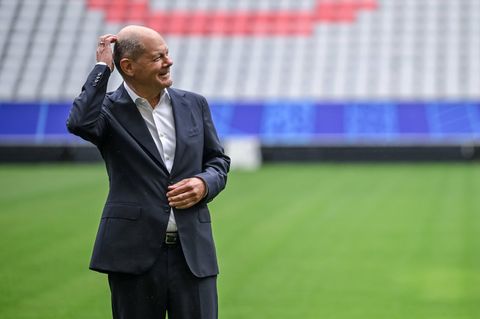 Bundeskanzler Olaf Scholz zu Besuch in der Allianz Arena in München Anfang Juni. Hier wird am Freitag die Fußball-EM 2024 beginnen.