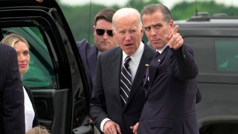 Hunter Biden und sein Vater, US-Präsident Joe Biden, unterhalten sich neben einer gepanzerten Limousine