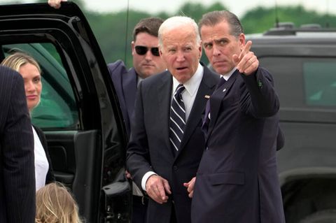 Hunter Biden und sein Vater, US-Präsident Joe Biden, unterhalten sich neben einer gepanzerten Limousine