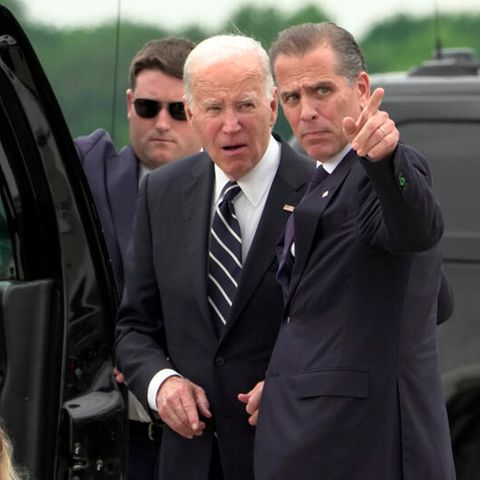 Hunter Biden und sein Vater, US-Präsident Joe Biden, unterhalten sich neben einer gepanzerten Limousine