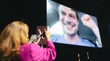 Timofey Neshitov erhält den Egon Erwin Kisch-Preis 2024 für "Die perfekte Zeugin", erschienen in "Der Spiegel" (hier kostenpflichtig abrufbar). Er konnte nicht anwesend sein, freut sich aber sichtlich über den Preis und die Worte der Laudatorin, "Focus"-Chefredakteurin Franziska Reich-Rosenkranz