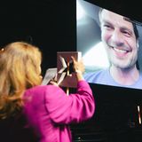 Timofey Neshitov erhält den Egon Erwin Kisch-Preis 2024 für "Die perfekte Zeugin", erschienen in "Der Spiegel" (hier kostenpflichtig abrufbar). Er konnte nicht anwesend sein, freut sich aber sichtlich über den Preis und die Worte der Laudatorin, "Focus"-Chefredakteurin Franziska Reich-Rosenkranz