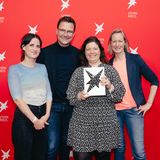 Jochen Breyer (nicht im Bild) und Julia Friedrichs (mit Preis) erhalten für "Die geheime Welt der Superreichen – Das Milliardenspiel" (ZDF; hier in der Mediathek abrufbar) den stern-Preis 2024 in der Kategorie "Investigation".     