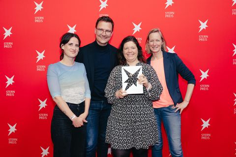 Jochen Breyer (nicht im Bild) und Julia Friedrichs (mit Preis) erhalten für "Die geheime Welt der Superreichen – Das Milliardenspiel" (ZDF; hier in der Mediathek abrufbar) den stern-Preis 2024 in der Kategorie "Investigation".     