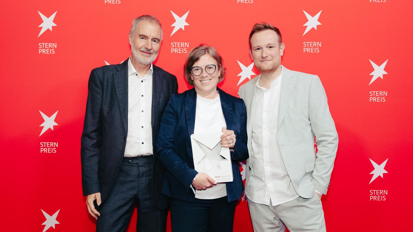 stern-Preis 2024 in der Kategorie "Geschichte des Jahres" Katja Auer (Mitte), Andreas Glas (rechts) und Klaus Ott (links) erhalten mit ihren abwesenden Kollegen Johann Osel und Sebastian Beck den stern-Preis für die "Geschichte des Jahres" zur Flugblatt-Affäre um Hubert Aiwanger ("Süddeutsche Zeitung"; hier als kostenpflichtiger Artikel).