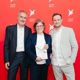 Katja Auer (Mitte), Andreas Glas (rechts) und Klaus Ott (links) erhalten mit ihren abwesenden Kollegen Johann Osel und Sebastian Beck den stern-Preis für die "Geschichte des Jahres" zur Flugblatt-Affäre um Hubert Aiwanger ("Süddeutsche Zeitung"; hier als kostenpflichtiger Artikel).