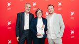 Katja Auer (Mitte), Andreas Glas (rechts) und Klaus Ott (links) erhalten mit ihren abwesenden Kollegen Johann Osel und Sebastian Beck den stern-Preis für die "Geschichte des Jahres" zur Flugblatt-Affäre um Hubert Aiwanger ("Süddeutsche Zeitung"; hier als kostenpflichtiger Artikel).