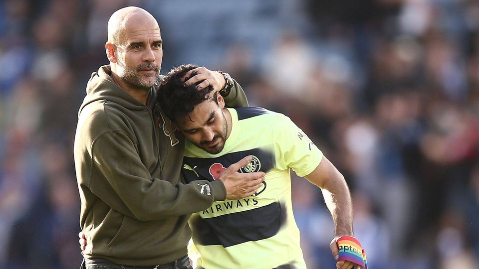 Pep Guardiola umarmt Ilkay Gündoğan nach einem Spiel im Oktober 2022