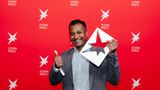Thumilan Selvakumaran erhält den Preis für "Polizeibeamte im Blindflug", erschienen in der "Südwest Presse" (hier kostenpflichtig abrufbar).