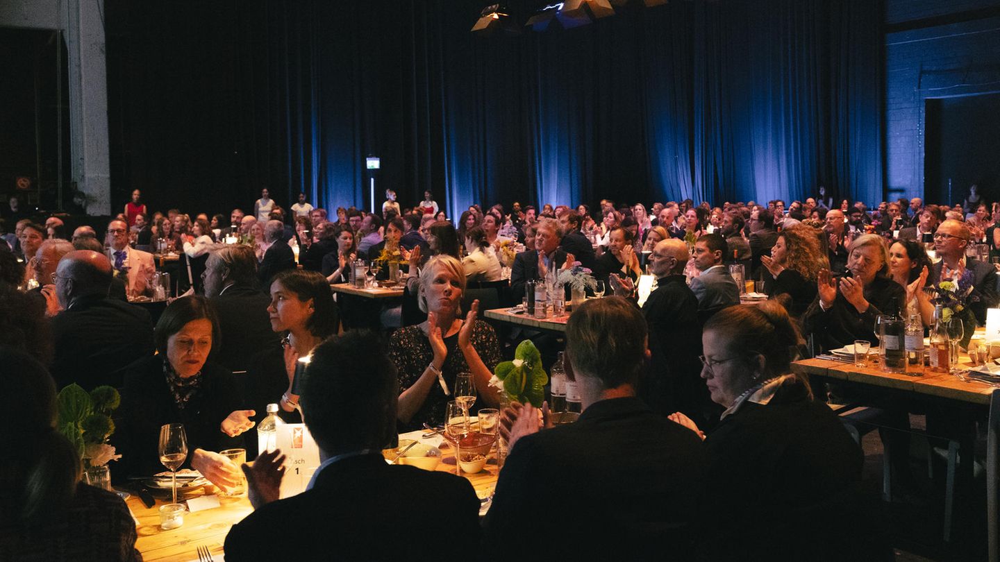 Zur Verleihung des stern-Preises kamen etliche geladene Gäste, darunter natürlich auch viele der nominierten Journalistinnen und Journalisten, in die Kampnagel Internationale Kulturfabrik in Hamburg.