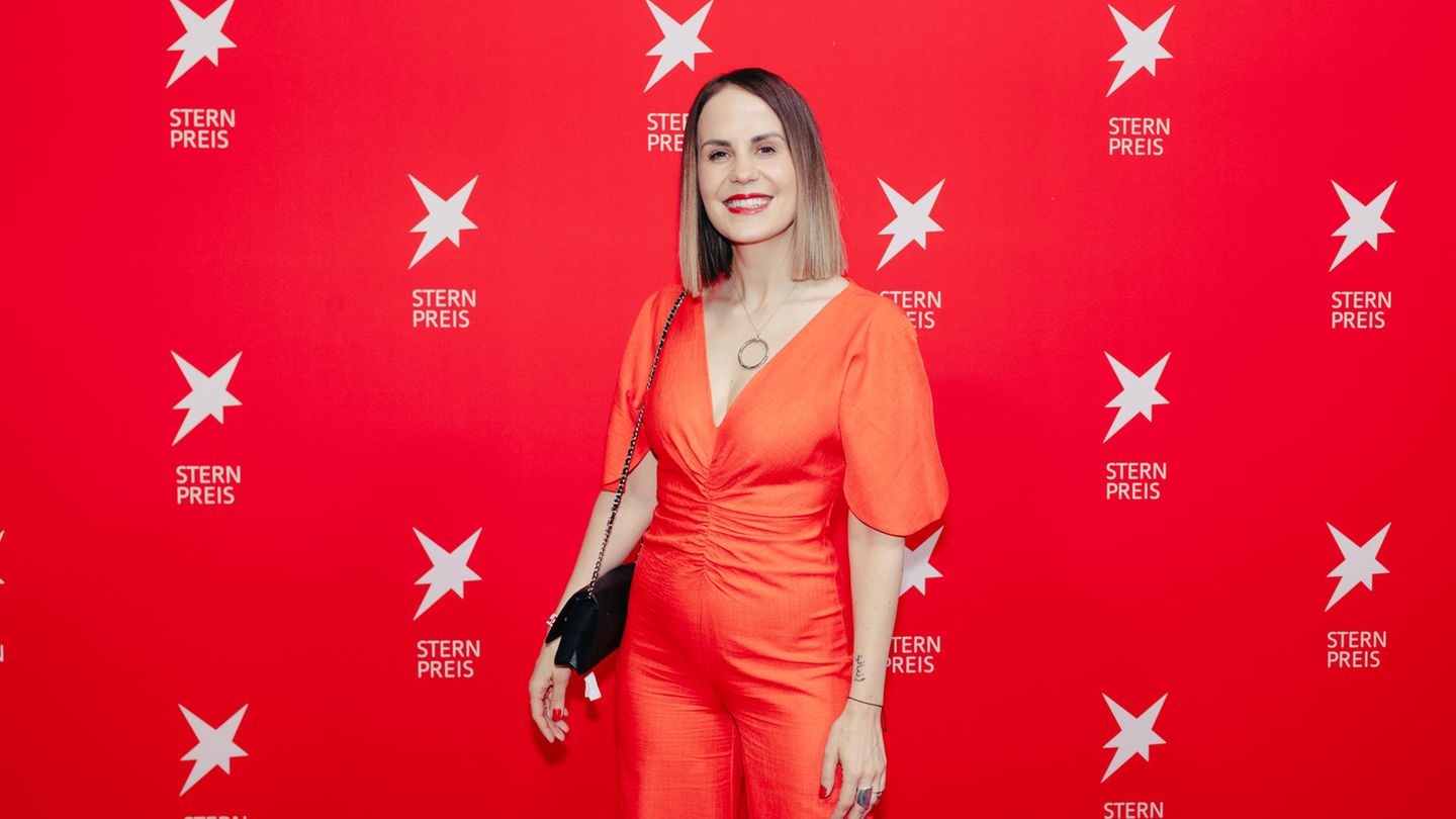 stern-TV Gesicht Sophia Maier hat sich sogar farblich dem stern-Preis angenähert