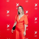 stern-TV Gesicht Sophia Maier hat sich sogar farblich dem stern-Preis angenähert