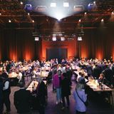 Rund 250 Medienschaffende haben die Preisträgerinnen und Preisträger auf dem Gelände der Kampnagel-Fabrik in Hamburg gefeiert.