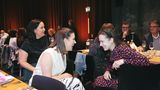 Chefredakteurin Laura-Lena Förster (rechts) und Chief Product Officer von RTL-Deutschland Carina Laudage scheinen sichtlich Spaß zu haben bei der Preisverleihung