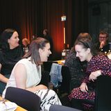 Chefredakteurin Laura-Lena Förster (rechts) und Chief Product Officer von RTL-Deutschland Carina Laudage scheinen sichtlich Spaß zu haben bei der Preisverleihung