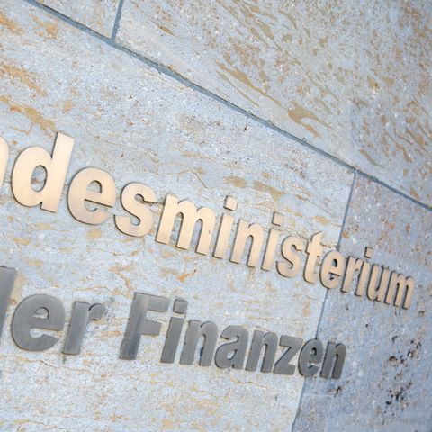 Der Schriftzug "Bundesministerium der Finanzen" ist außen am Gebäude des Bundesfinanzministerium zu lesen
