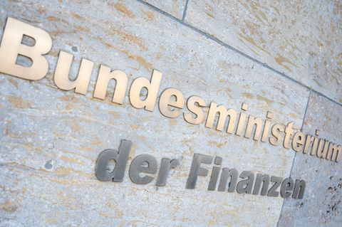 Der Schriftzug "Bundesministerium der Finanzen" ist außen am Gebäude des Bundesfinanzministerium zu lesen