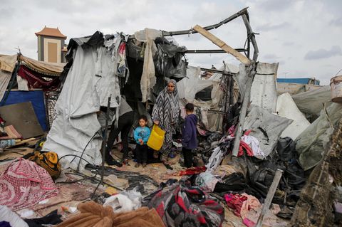 Vertriebene Palästinenser inspizieren ihre durch israelischen Beschuss zerstörten Zelte neben einer UNRWA-Einrichtung, dem Hilfswerk der Vereinten Nationen für Palästina-Flüchtlinge im Nahen Osten
