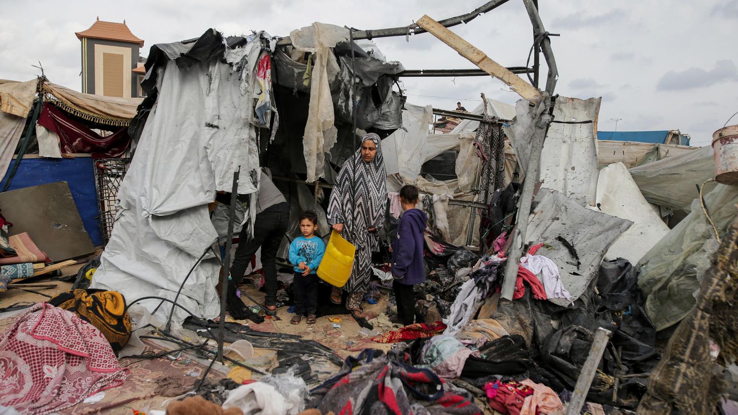 Vertriebene Palästinenser inspizieren ihre durch israelischen Beschuss zerstörten Zelte neben einer UNRWA-Einrichtung, dem Hilfswerk der Vereinten Nationen für Palästina-Flüchtlinge im Nahen Osten