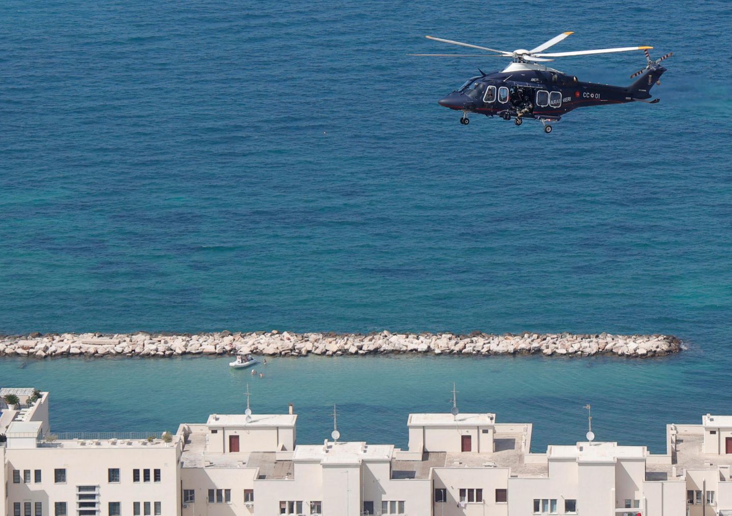 Der Helikopter einer italienischen Spezialeinheit kreist vor dem G7-Gipfel über der Stadt Bari
