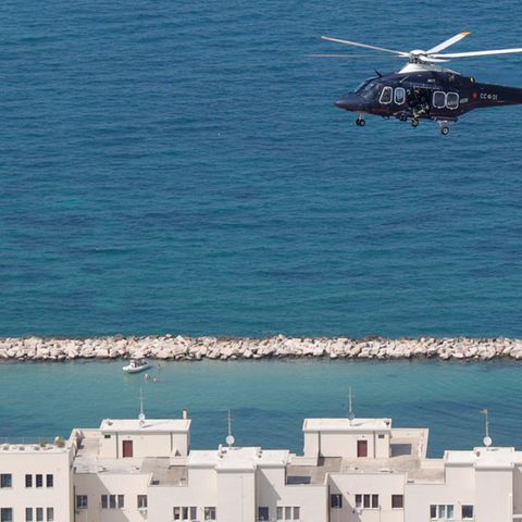 Der Helikopter einer italienischen Spezialeinheit kreist vor dem G7-Gipfel über der Stadt Bari