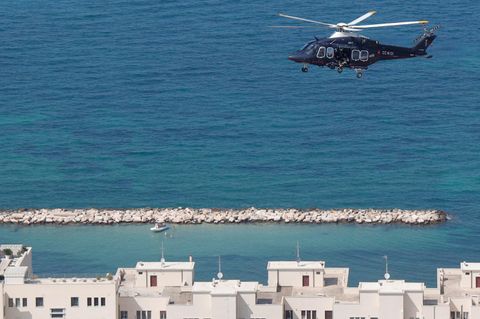 Der Helikopter einer italienischen Spezialeinheit kreist vor dem G7-Gipfel über der Stadt Bari
