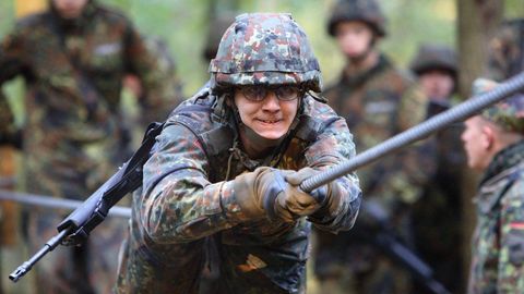 Die Diskussionen um den Wehrdienst nehmen wieder zu: Im Bild ein junger Bundeswehrsoldat bei der Grundausbildung in Strausberg