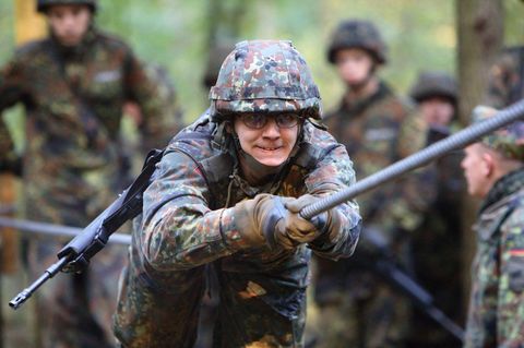 Die Diskussionen um den Wehrdienst nehmen wieder zu: Im Bild ein junger Bundeswehrsoldat bei der Grundausbildung in Strausberg