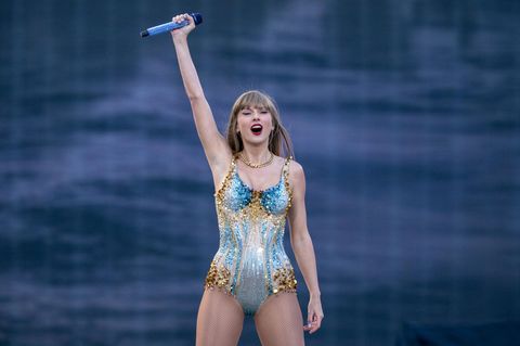 Taylor Swift tritt während ihrer Eras Tour im Murrayfield Stadium in Edinburgh auf.