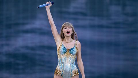 Taylor Swift tritt während ihrer Eras Tour im Murrayfield Stadium in Edinburgh auf.