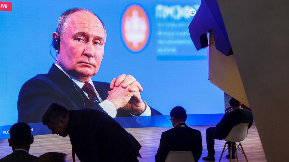 Übertragung der Plenarsitzung des Wirtschaftsforums in St. Petersburg mit dem russischen Präsidenten Wladimir Putin am