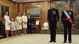 Diese Bilder gingen vor zehn Jahren um die Welt: Am 19. Juni 2014 wurde Felipe VI. als neuer König Spaniens vereidigt. Sein Vater Juan Carlos hatte zuvor nach fast 40 Jahren auf dem Thron abgedankt. Das Ansehen des Alt-Königs hatte nach einer Reihe von Skandalen und Affären schwer gelitten. Zudem kämpfte er mit gesundheitlichen Problemen. Felipe, damals 46 Jahre alt, trat an als der junge, dynamische Erneuerer der spanischen Monarchie. "Eine erneuerte Monarchie für eine neue Zeit", so lautete sein Motto.