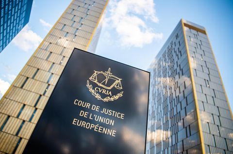 Ein Schild mit der Aufschrift "Cour de Justice de l'union Européene" steht vor dem Europäischen Gerichtshof im Europaviertel