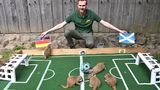 Damit sind wir in der Gegenwart angekommen. Wieder ist es der Chemnitzer Zoo, der diesmal Erdmännchen ins Orakel-Rennen schickt. Es heißt, sie hätten auf einen 1:0-Sieg der Deutschen im Auftaktspiel gegen Schottland getippt. Wir glauben das gern