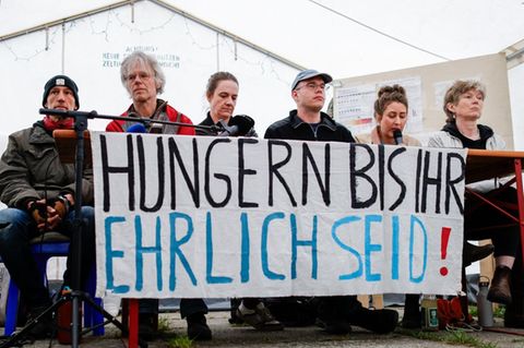 Die Klimaaktivisten vom Bündnis "Hungern bis ihr ehrlich seid" bei einer Pressekonferenz während ihres Hungerstreiks