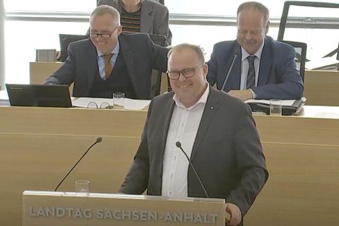 Landtag von Sachsen-Anhalt: CDU-Politiker hat Lachanfall am Rednerpult –  und kann gar nicht mehr aufhören